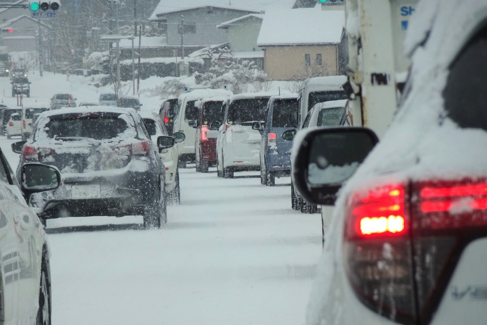 【徒歩・車】大雪の中で移動する際の注意と備え